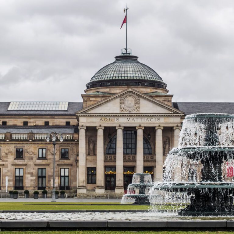Blick auf Casino in Wiesbaden als Beispielbild für Bausachverständiger Wiesbaden